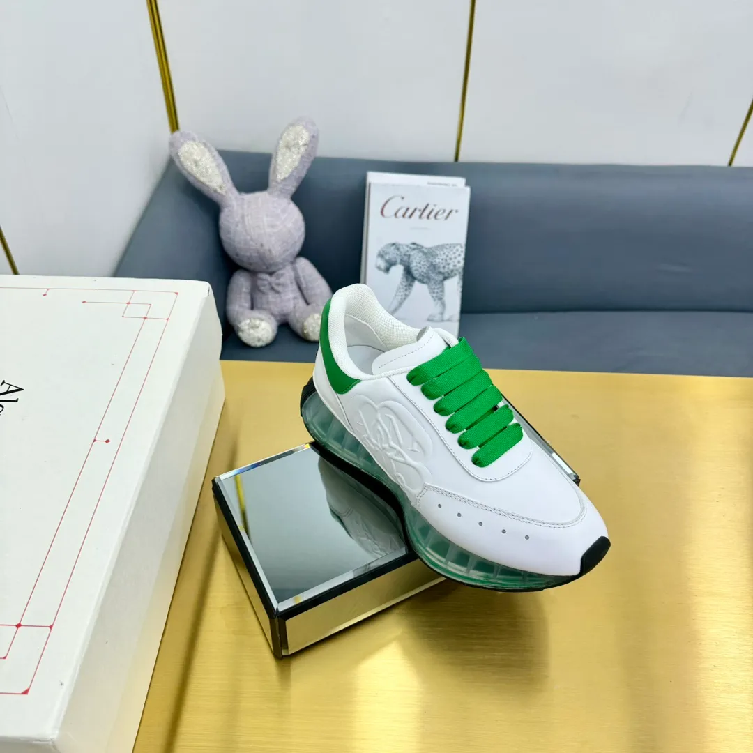 👟👟Ex-factory price 680👟👟 Top version of air cushion bottom, couple size 35-44 🔥ALEXANDER MCQUEEN/Alexander McQueen 2024 new Sprint sports running dad shoes top version Sprint Runner uses white imported environmentally friendly leather splicing and printed concave and convex font technology for the upper and outline Seal logo. Alexander McQueen LUGO logo on the heel and tongue with Alexander McQueen signature. The sneakers feature an oversized runner's sole, which makes running comfortable and convenient. Fabric: Calfskin and cloth Lining: Mesh and sheepskin lining Filled heel non-slip and wear-resistant back cover Foot: Imported PoLo injection molded sheepskin foot Outsole: Air cushion Standard size 35-44 Female size 35-39 Male size 40-44